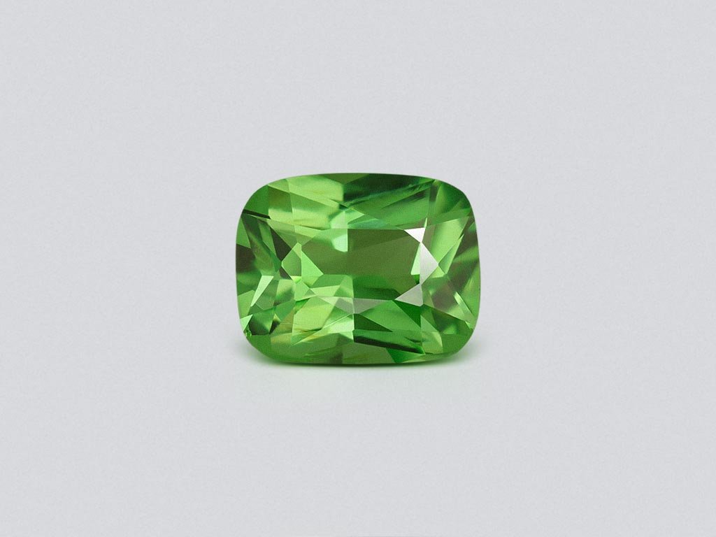 Tsavorita verde intenso talla cojín 0,81 carats, Tanzania Image №1