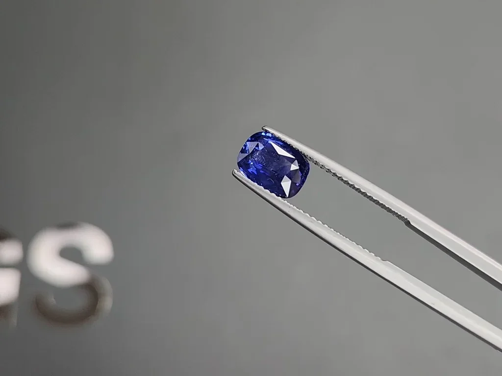 Unheated Royal Blue sapphire in cushion cut 2.52 carats, Sri Lanka Image №3