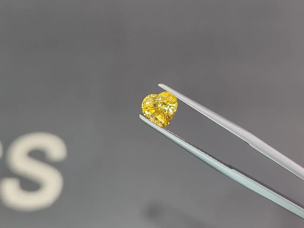 Zafiro amarillo intenso de talla corazón de 1,68 carats, Sri Lanka Image №3