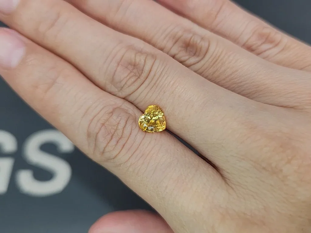 Zafiro amarillo intenso de talla corazón de 1,68 carats, Sri Lanka Image №2