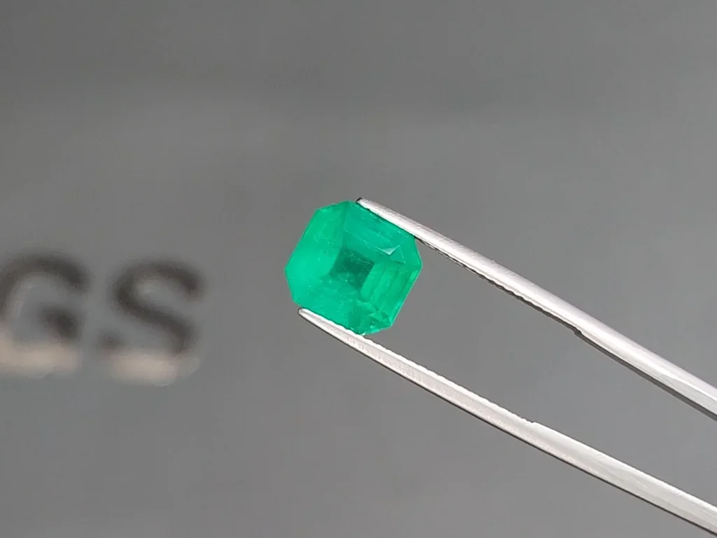 Emerald Vivid green octagon cut 4.41 carats, Colombia Image №3