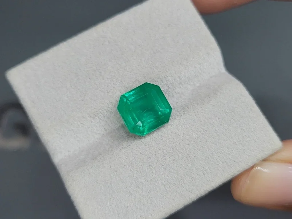 Emerald Vivid green octagon cut 4.41 carats, Colombia Image №4