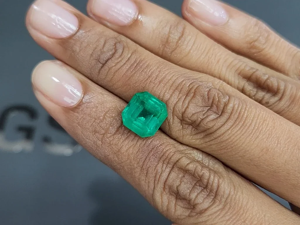 Emerald Vivid green octagon cut 4.41 carats, Colombia Image №2