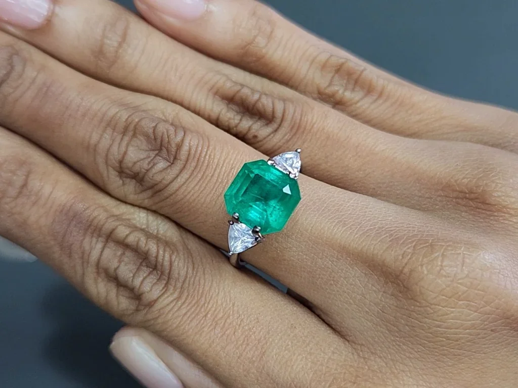 Emerald Vivid green octagon cut 4.41 carats, Colombia Image №5