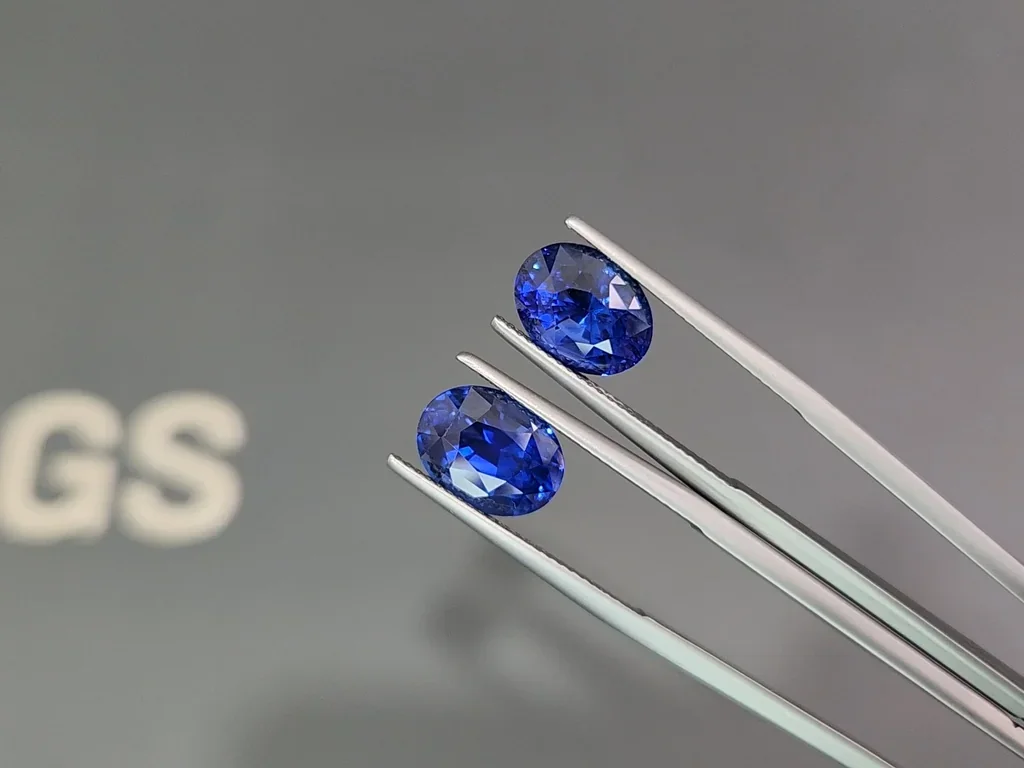 Une paire de saphirs bleu royal taille coussin de 9,04 carats, Sri Lanka Image №3