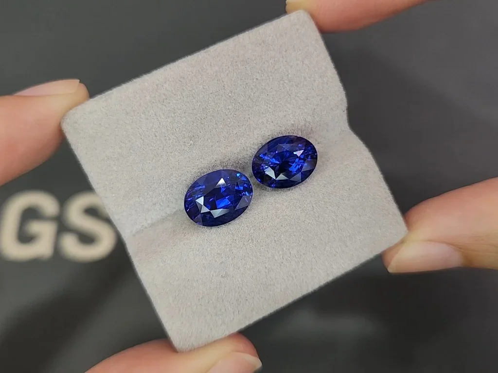 Une paire de saphirs bleu royal taille coussin de 9,04 carats, Sri Lanka Image №4