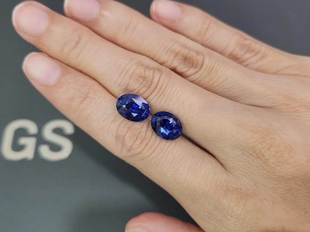 Une paire de saphirs bleu royal taille coussin de 9,04 carats, Sri Lanka Image №2