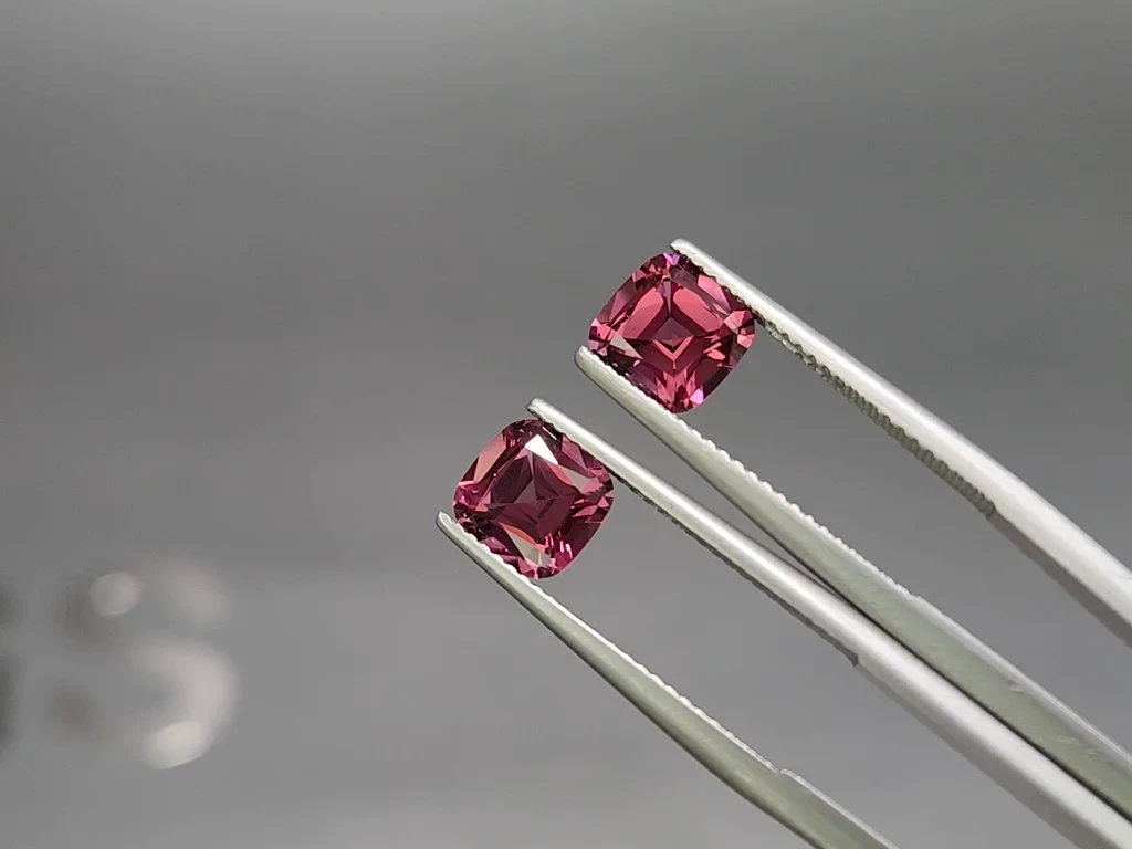 Pair of rhodolite garnets cushion cut 3.67 carats, Madagascar Image №3