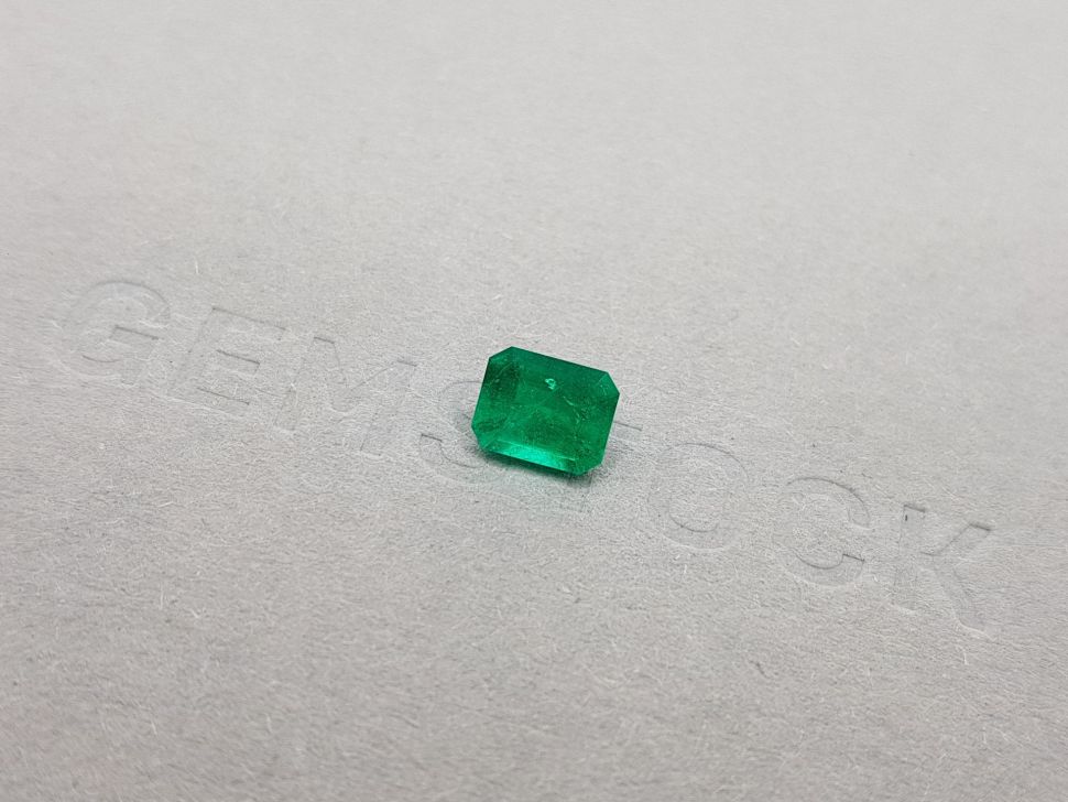Colombian emerald of intense color 0.99 ct Image №3