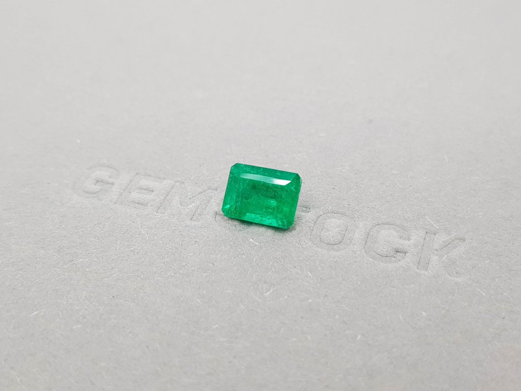 Colombian emerald 1.84 ct in octagon cut, Vivid Green Image №2