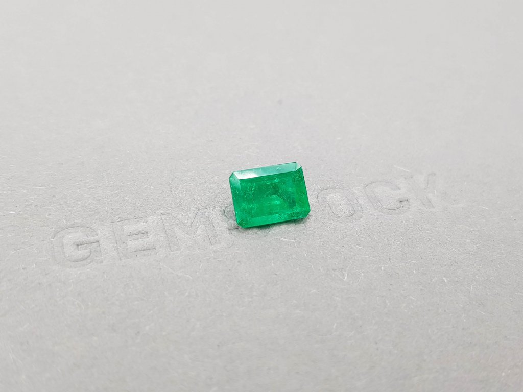 Colombian emerald 1.84 ct in octagon cut, Vivid Green Image №3