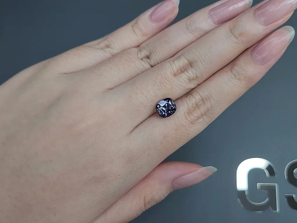 Grauer spinell im kissenschliff von 2,27 karat Image №2