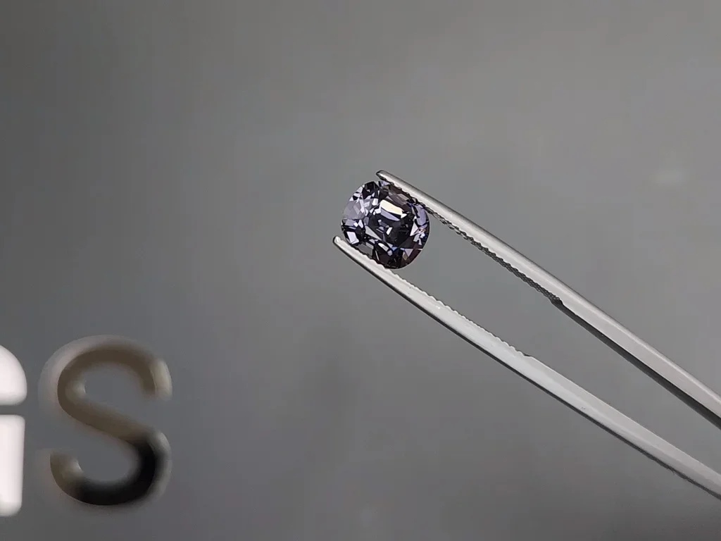 Grauer spinell im kissenschliff von 2,27 karat Image №3