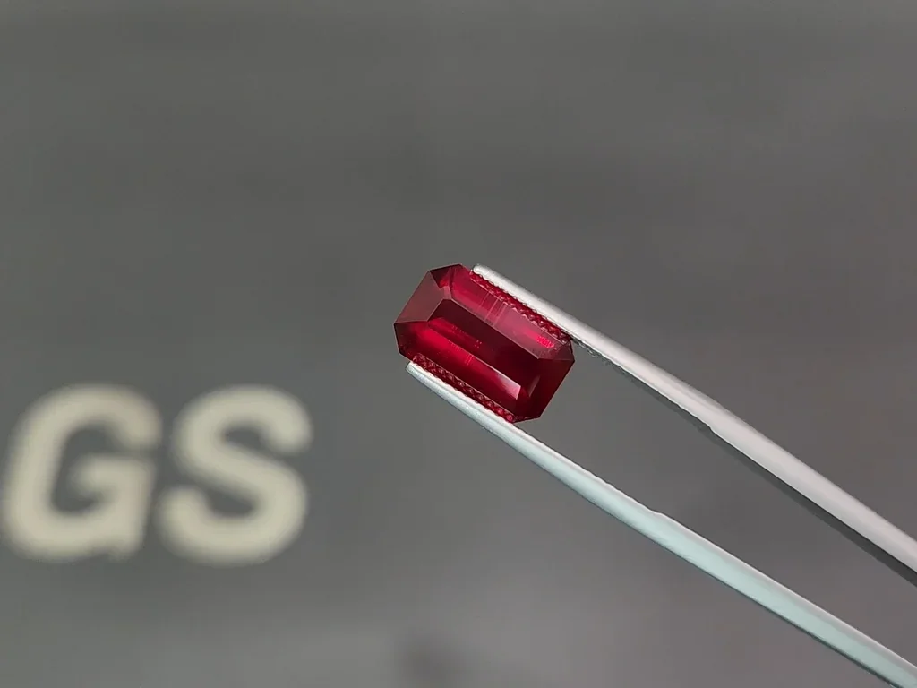 Unheated Pigeon blood ruby octagon cut  5.06 carats, Mozambique, GRS  Image №3