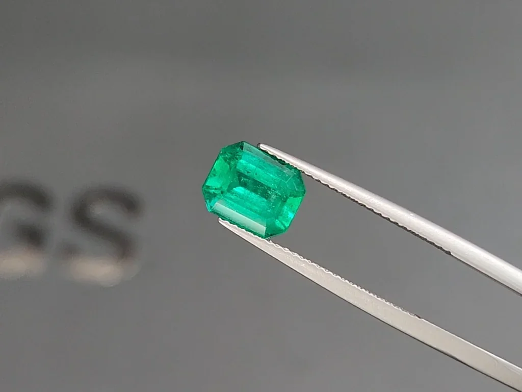 Esmeralda verde vivo talla octagonal de 2,55 quilates, Colombia Image №3