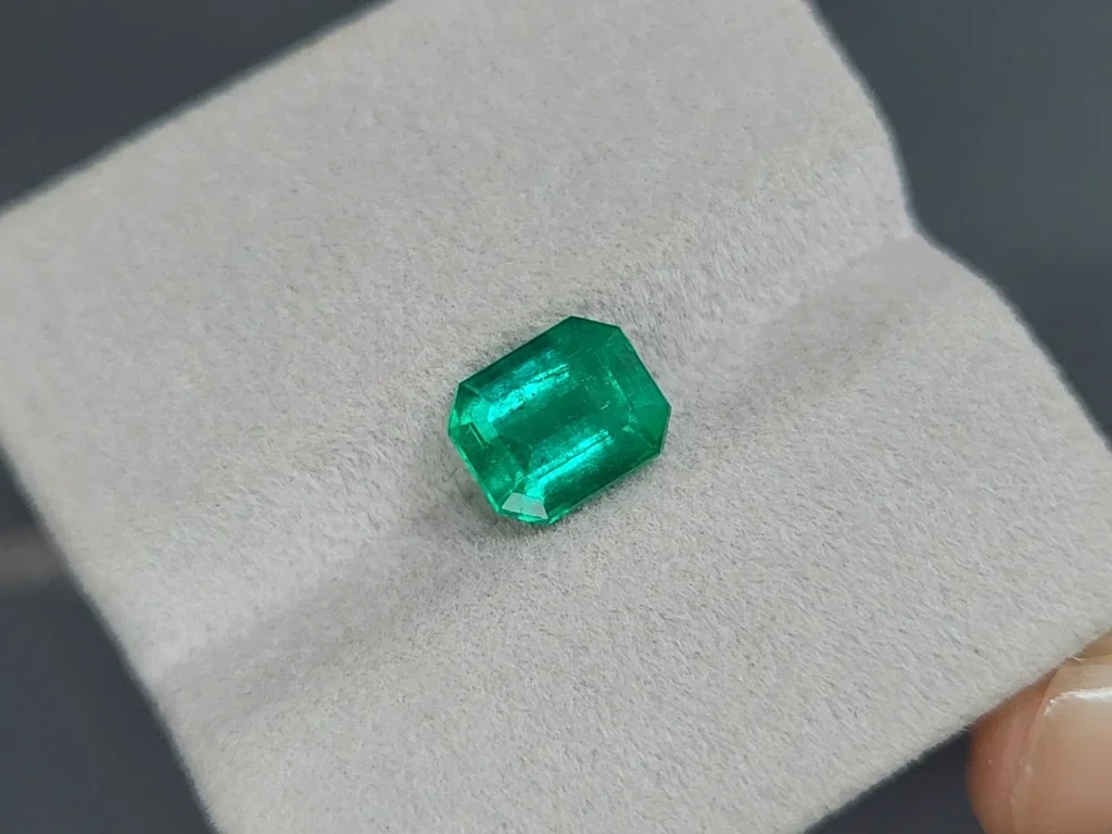 Esmeralda verde vivo talla octagonal de 2,55 quilates, Colombia Image №4