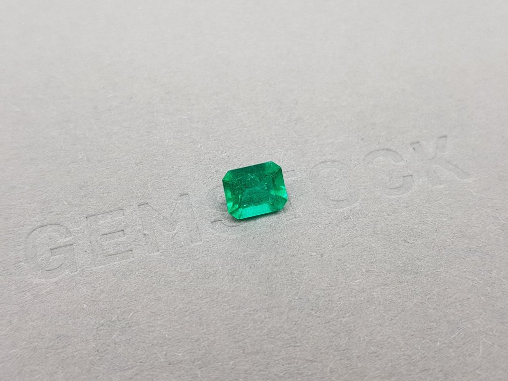 Vivid Green emerald octagon shape 0.89 ct Colombia Image №2
