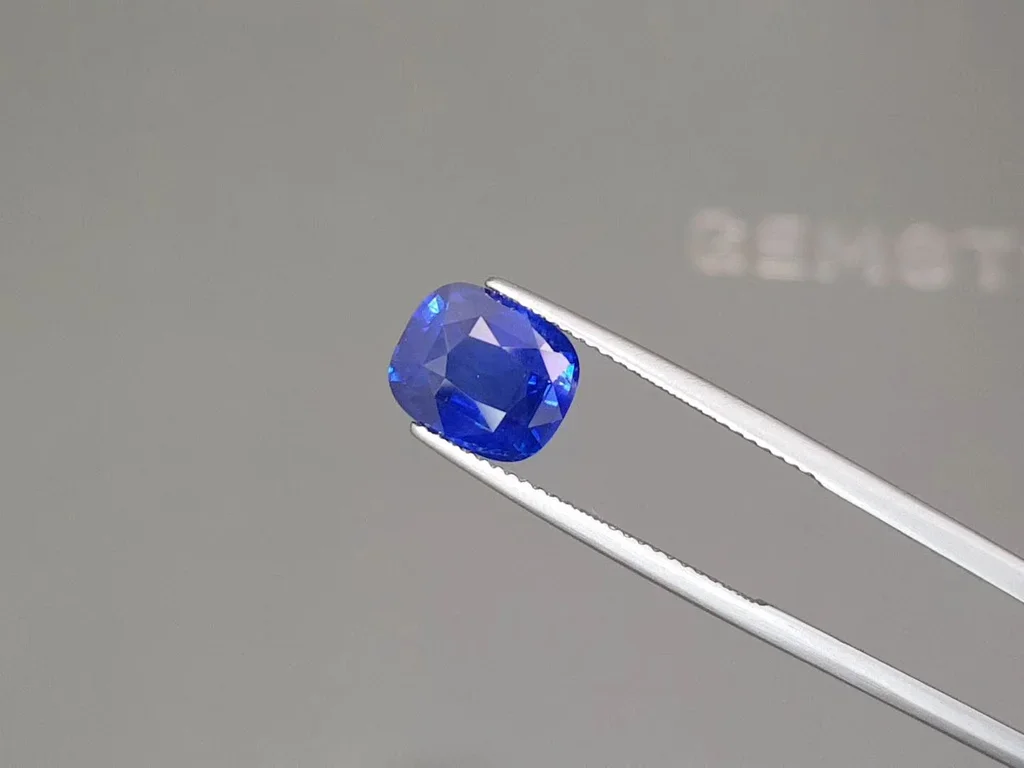Cushion cut Royal Blue sapphire 4.02 carats, Madagascar Image №3