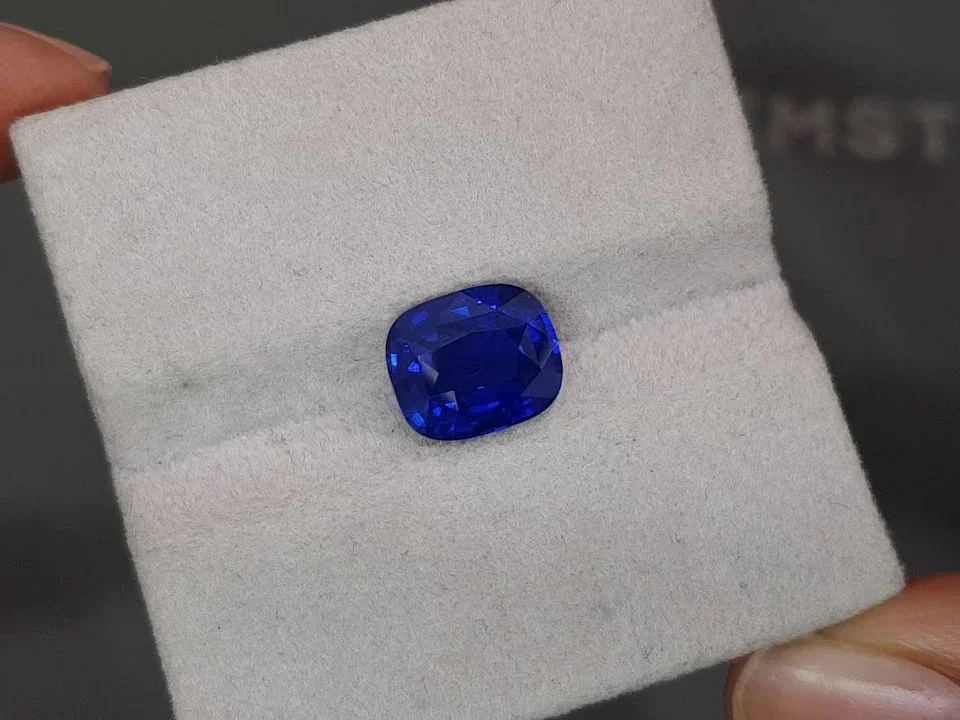 Cushion cut Royal Blue sapphire 4.02 carats, Madagascar Image №4