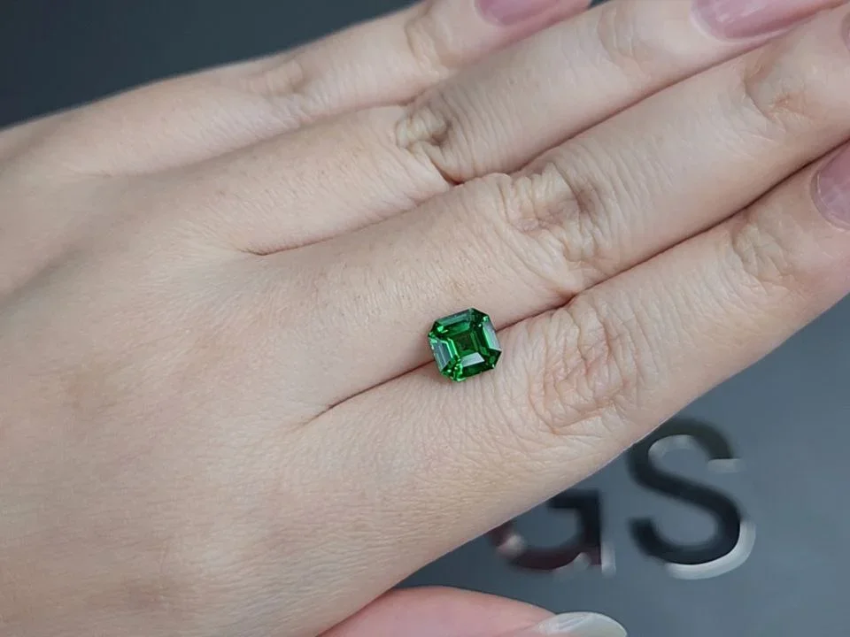 Hellgrüner tsavorit-granat achteckschliff 1,56 karats, Tansania  Image №2