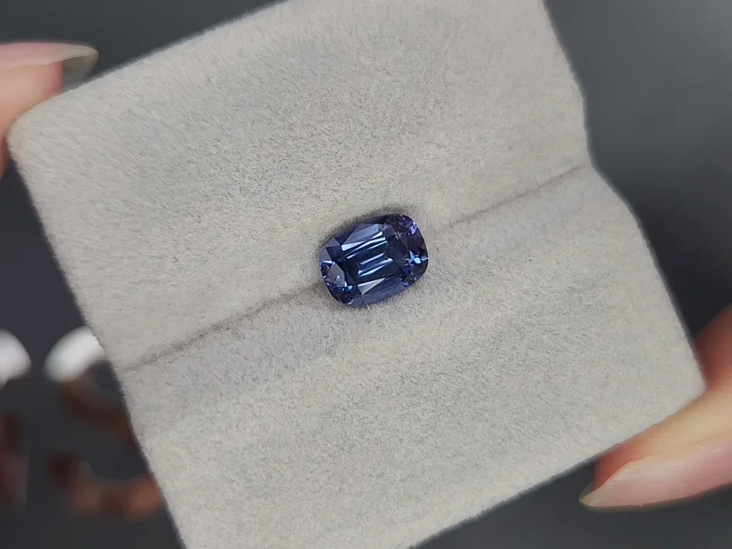 Espinela azul talla cojín 1,75 quilates Image №4