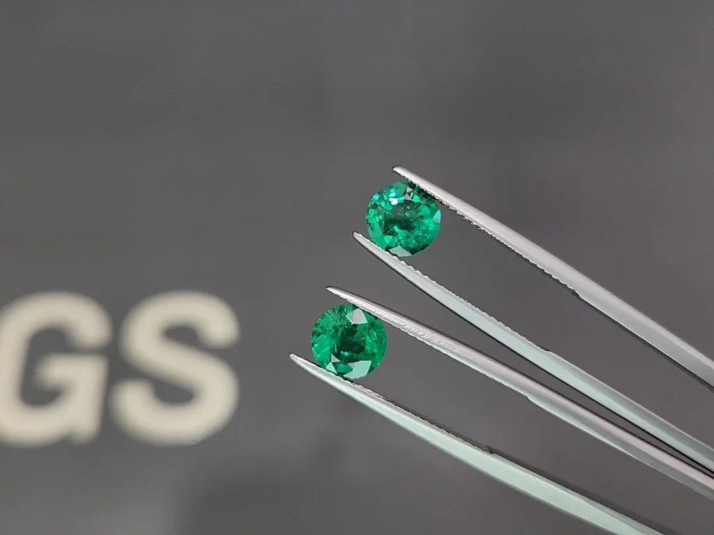 Paire émeraudes rondes vert vif 2,34 carats, Zambie  Image №3