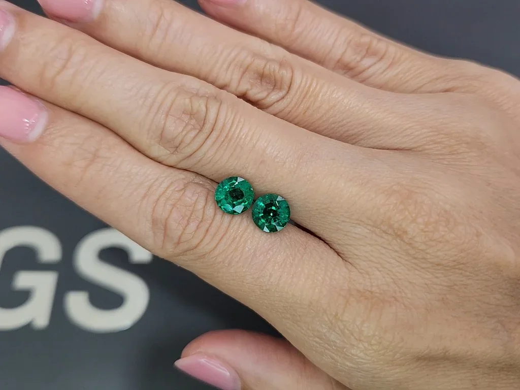 Paire émeraudes rondes vert vif 2,34 carats, Zambie  Image №2