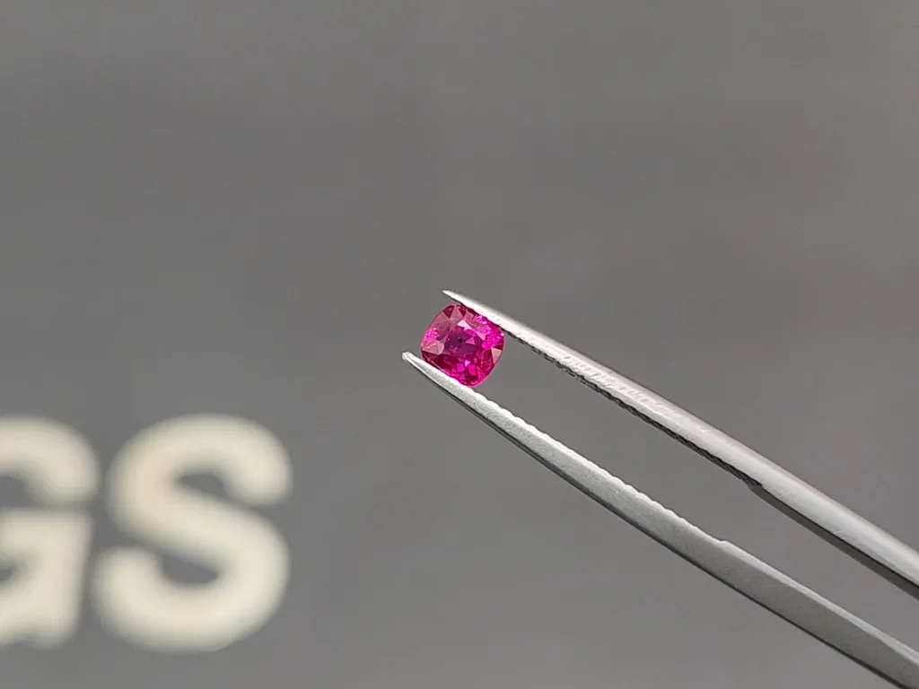 Unerhitzter roter rubin im kissenschliff 0,50 carats, Burma (Mogok) Image №3