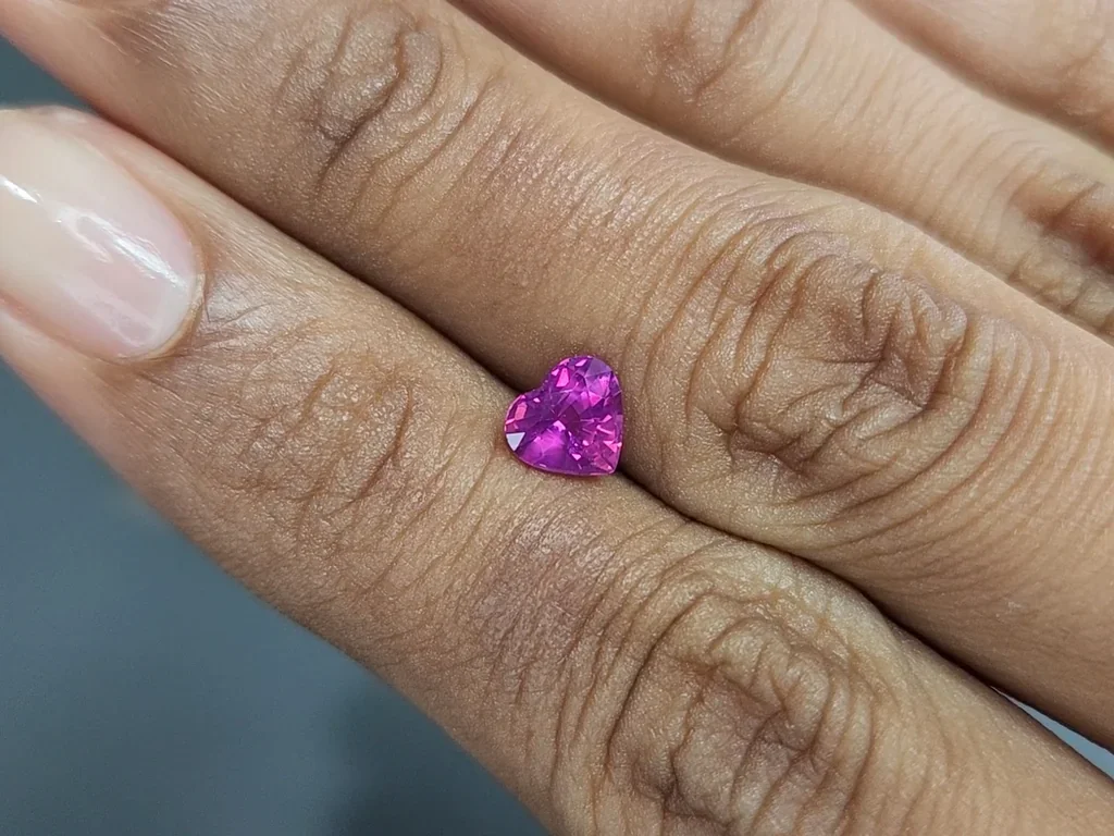 Unbeheizter rosa saphir im herzschliff rutil-seideneffekt 1,06 carats, Sri Lanka Image №2