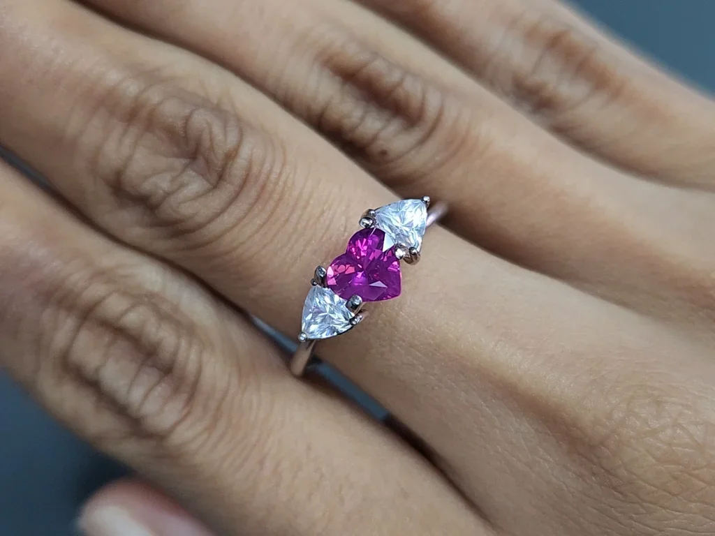 Unbeheizter rosa saphir im herzschliff rutil-seideneffekt 1,06 carats, Sri Lanka Image №5