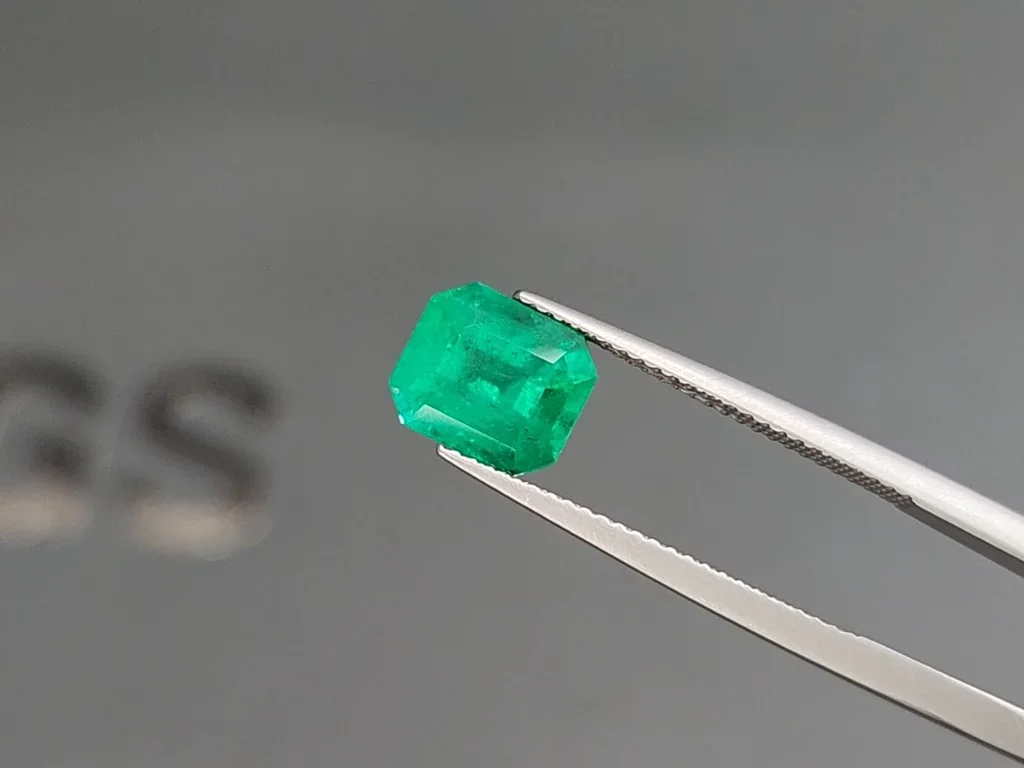 Esmeralda verde vivo talla octagonal de 2,30 quilates, Colombia Image №3