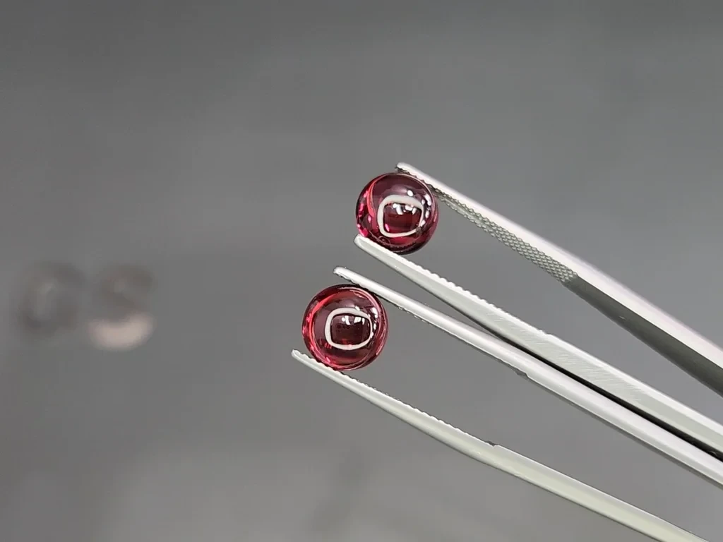 Pair of rhodolite garnets cabochon cut 5.63 carats, Madagascar Image №3