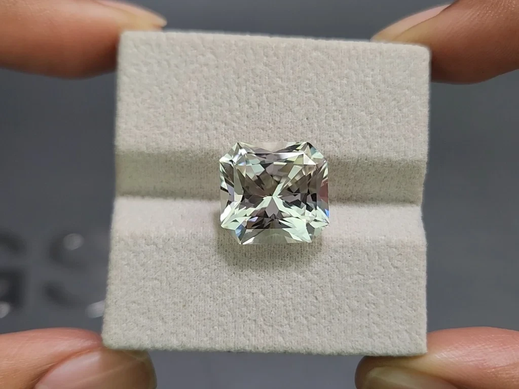 Kunzite light green radiant cut 10.92 carats, Pakistan Image №4