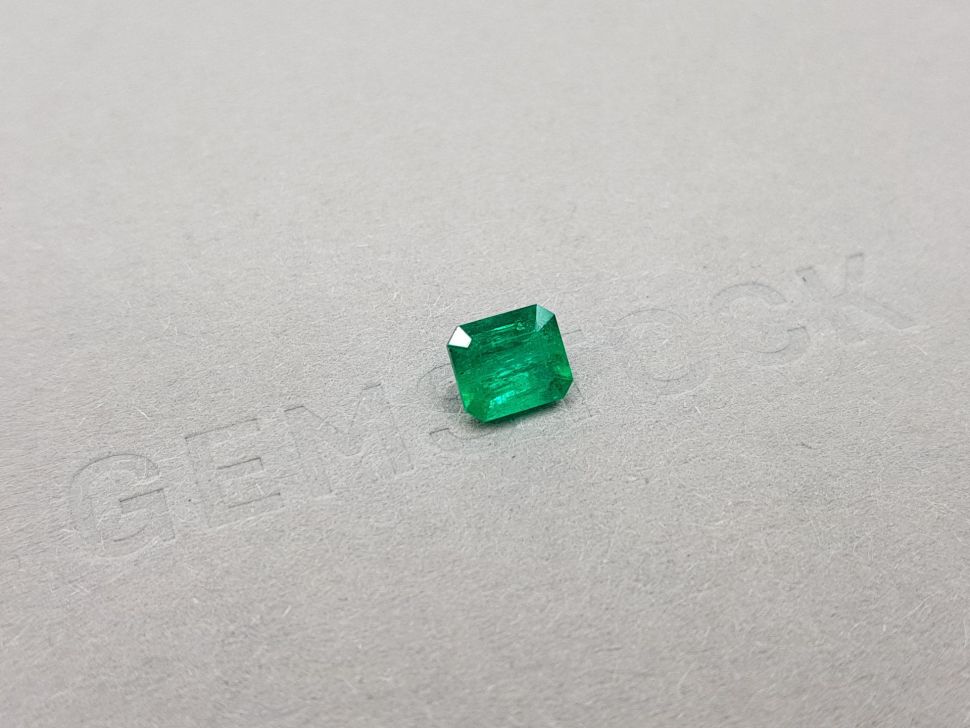 Intense emerald from Colombia 0.93 ct, Vivid Green Image №2