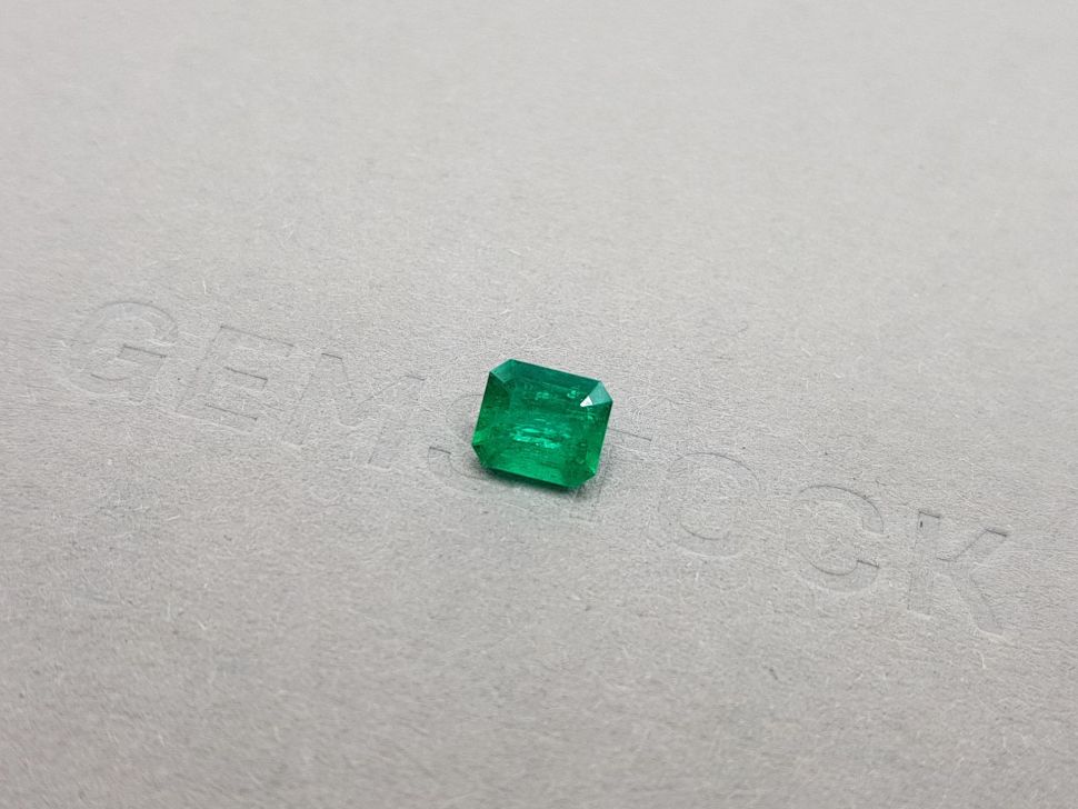 Intense emerald from Colombia 0.93 ct, Vivid Green Image №3