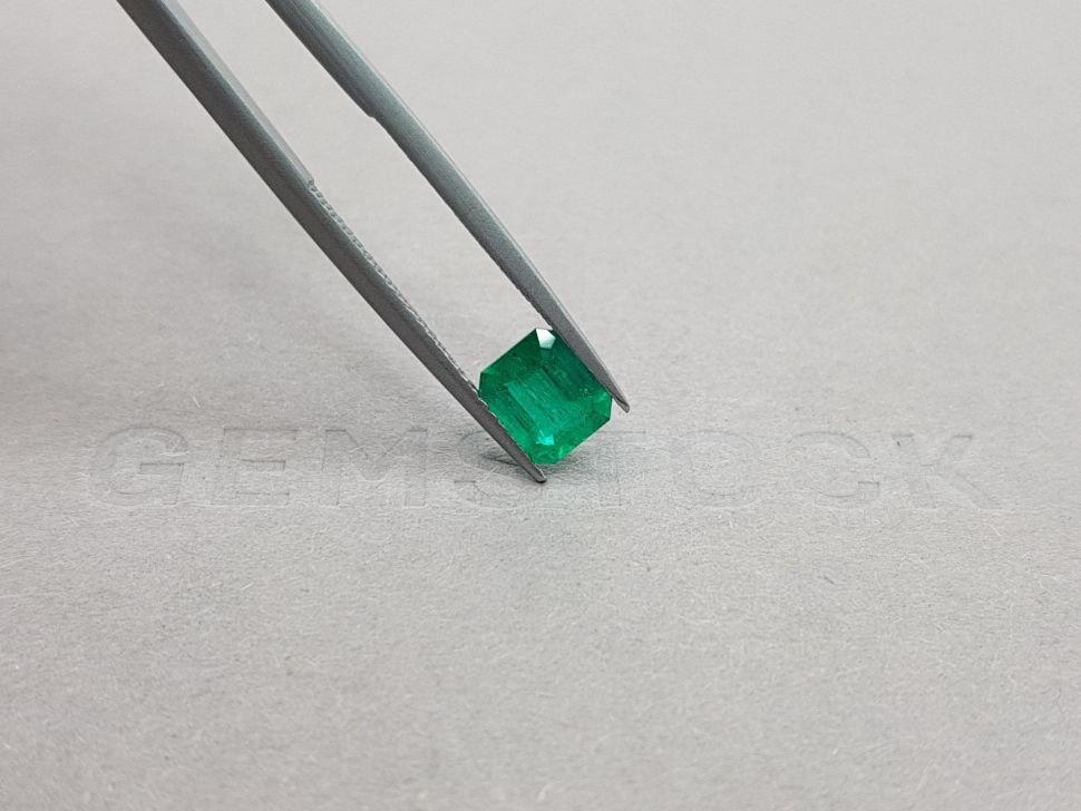 Intense emerald from Colombia 0.93 ct, Vivid Green Image №4