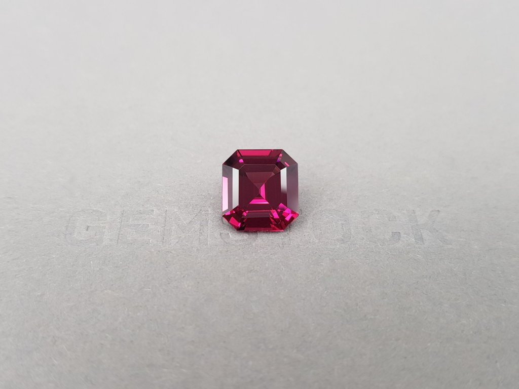 Purplish-pink rhodolite garnet in octagon cut 5.60 ct, Tanzania Image №1