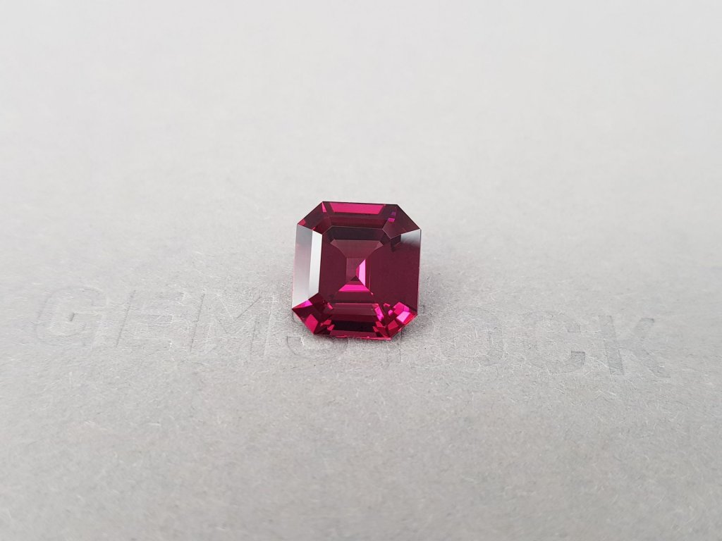 Purplish-pink rhodolite garnet in octagon cut 5.60 ct, Tanzania Image №3
