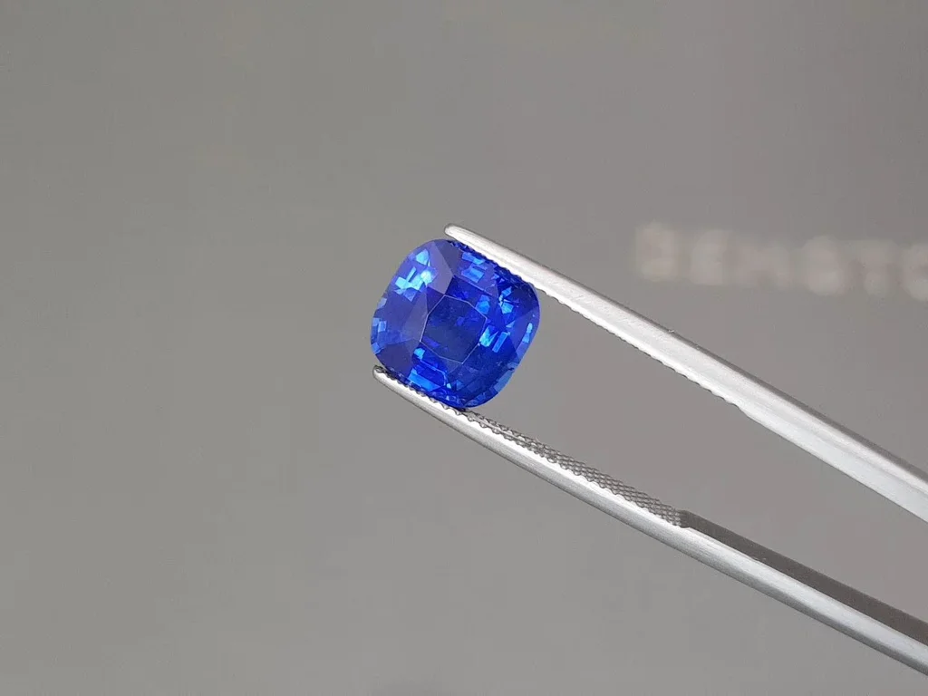 Royal Blue sapphire 4.51 carats in cushion cut, Sri Lanka Image №3