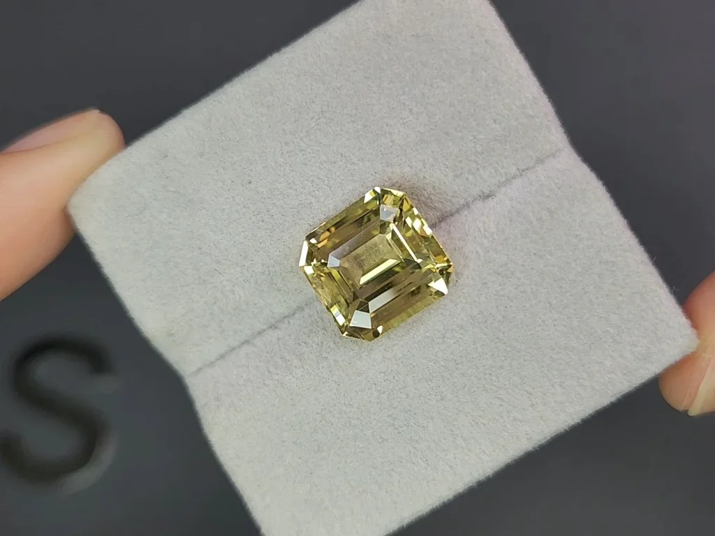 Untreated vivid yellow sapphire in octagon cut 7.57 carats, Sri Lanka  Image №4