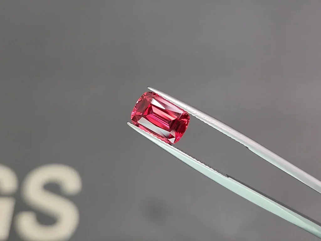 Leuchtend rosaroter Mahenge-spinell im kissenschliff 2,75 carats, Tansania   Image №3