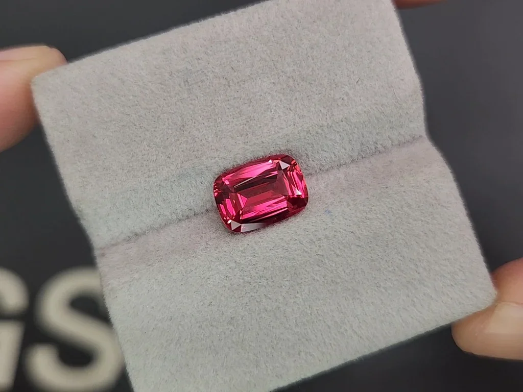 Leuchtend rosaroter Mahenge-spinell im kissenschliff 2,75 carats, Tansania   Image №4
