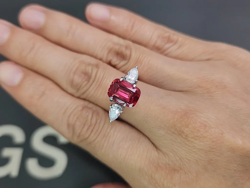 Leuchtend rosaroter Mahenge-spinell im kissenschliff 2,75 carats, Tansania   Image №5