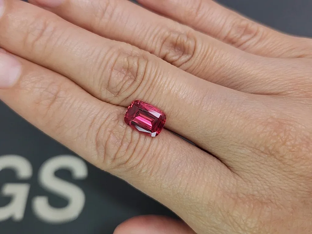 Leuchtend rosaroter Mahenge-spinell im kissenschliff 2,75 carats, Tansania   Image №2