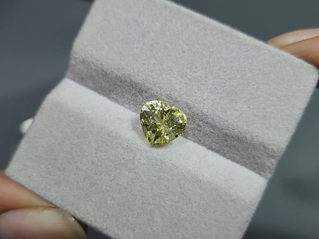 Gelbgrüner chrysoberyll im herzschliff 2,52 carats, Sri Lanka Image №4