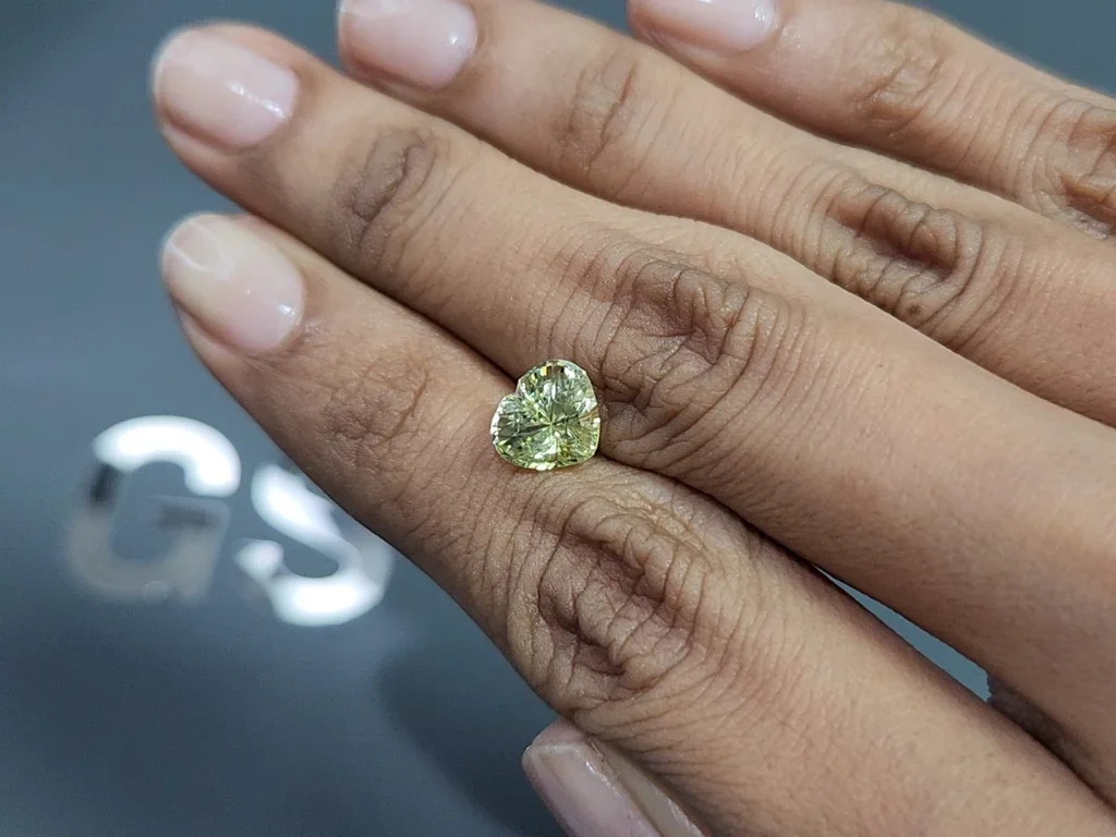Gelbgrüner chrysoberyll im herzschliff 2,52 carats, Sri Lanka Image №2