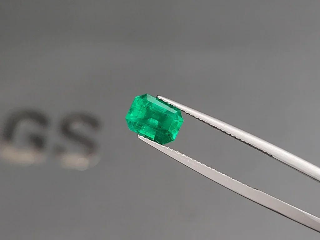Intensiv grüner smaragd im achteckschliff 1,88 carats, Kolumbien Image №3