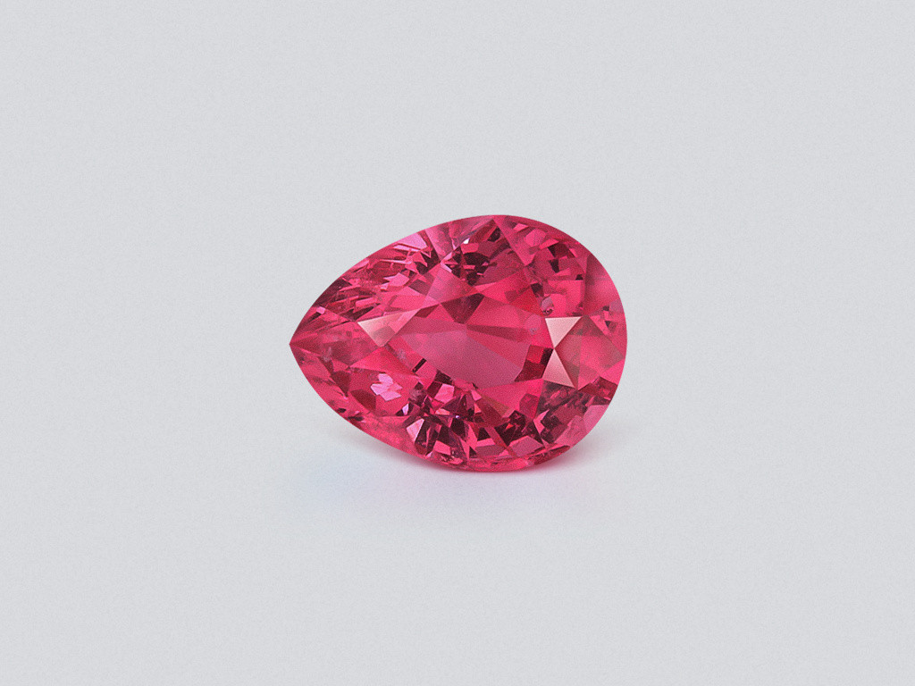 Leuchtend rosaroter Mahenge-spinell im birnenschliff 3,09 carats, Tansania Image №1