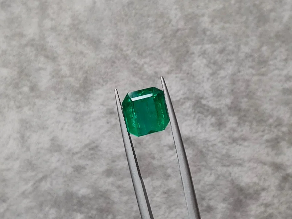Intense Vivid Green emerald 5.64 ct from Zambia, GFCO Image №5