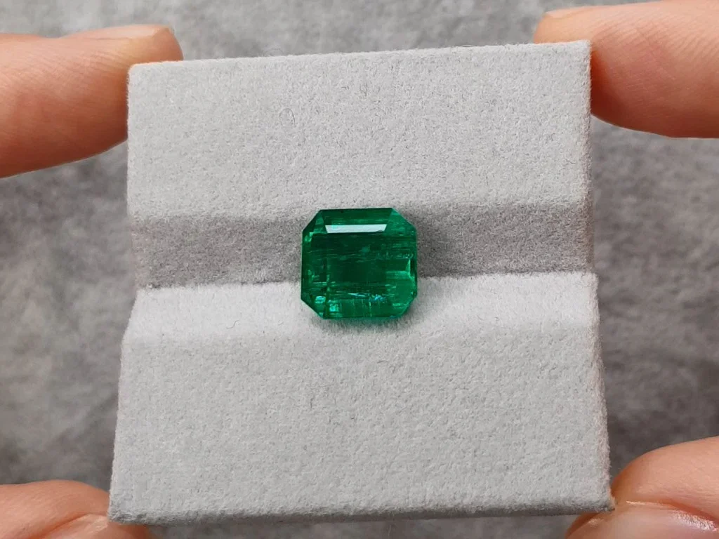Intense Vivid Green emerald 5.64 ct from Zambia, GFCO Image №4